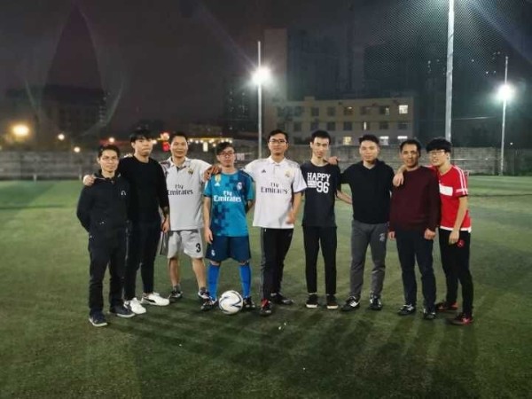 邁世足球小分隊享受運動，綠茵場上的雨夜鏖戰