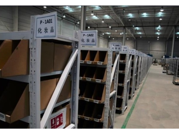 無人長期停留，但是需要保持一定濕度的庫房應采取哪種系統？